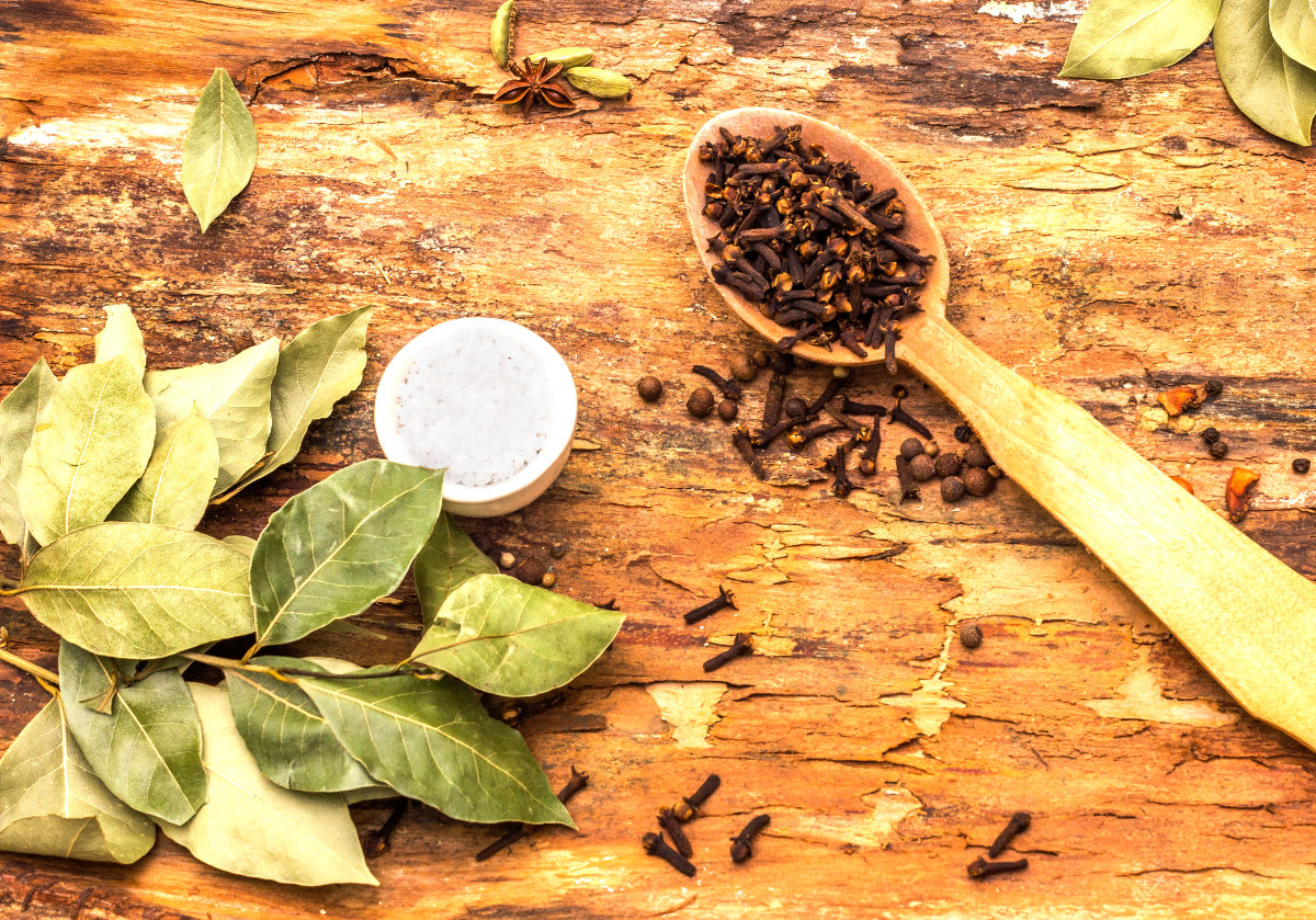 Tisane aux feuilles de laurier et aux clous de girofle